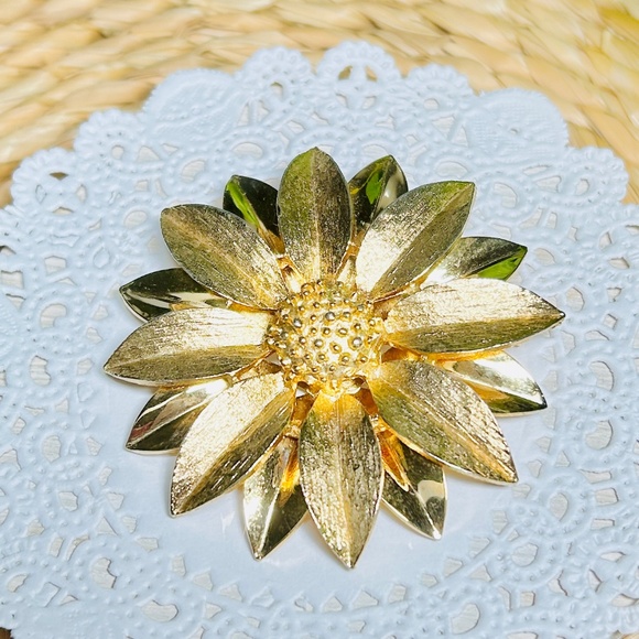 Vintage Sarah Coventry Brushed Gold Tone Satin Petals Pin/Brooch - Picture 4 of 10